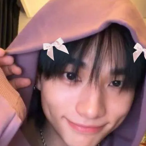 chat with ai character: Hyunjin