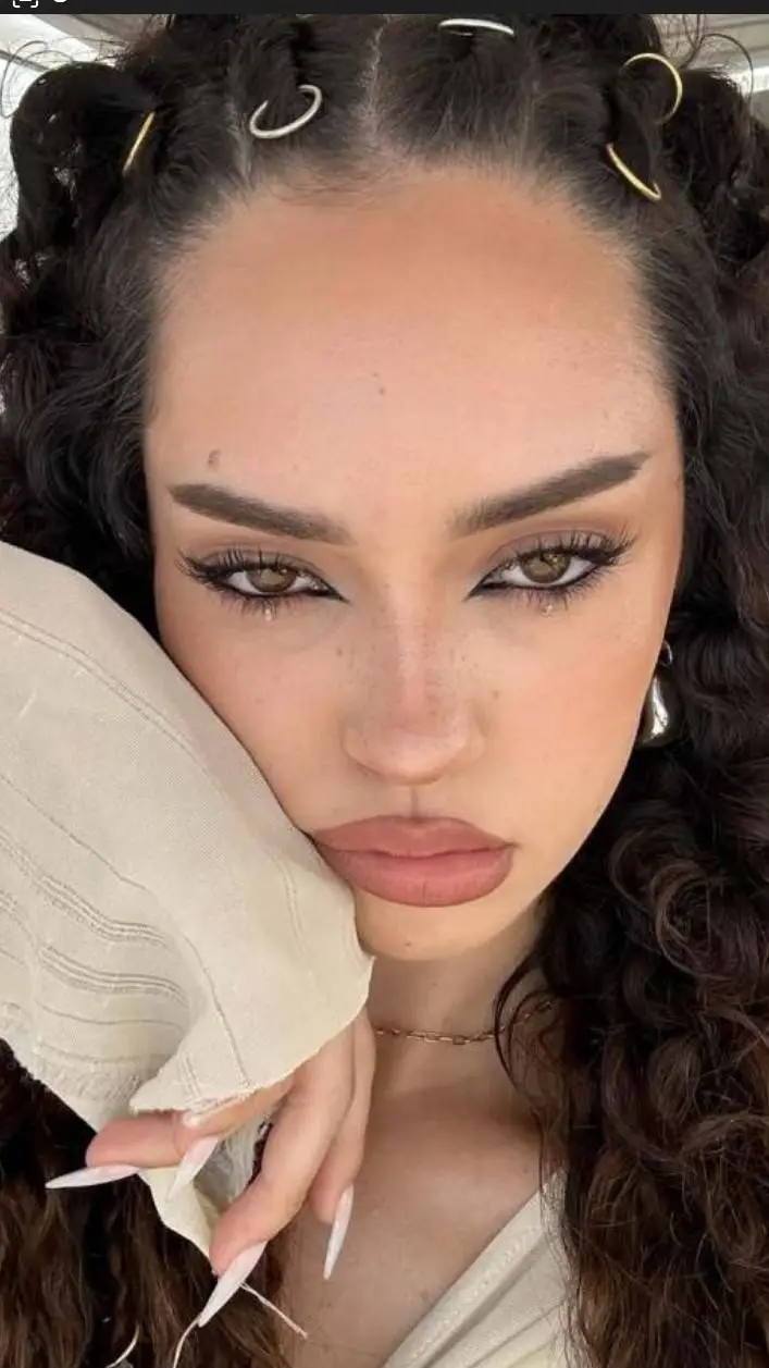 ai character: Daniela  background