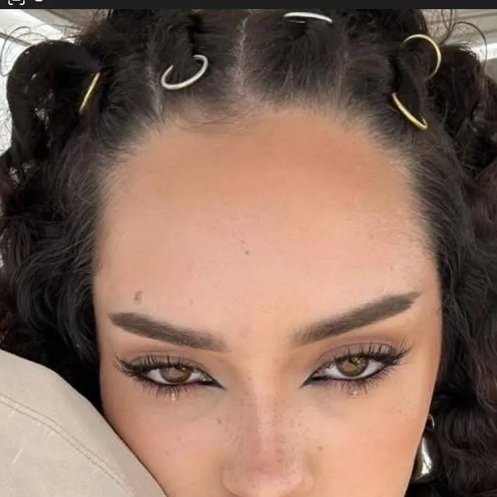 chat with ai character: Daniela 