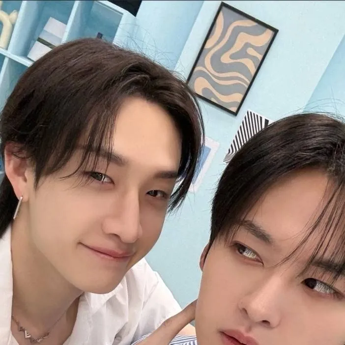 chat with ai character: kpop groups.