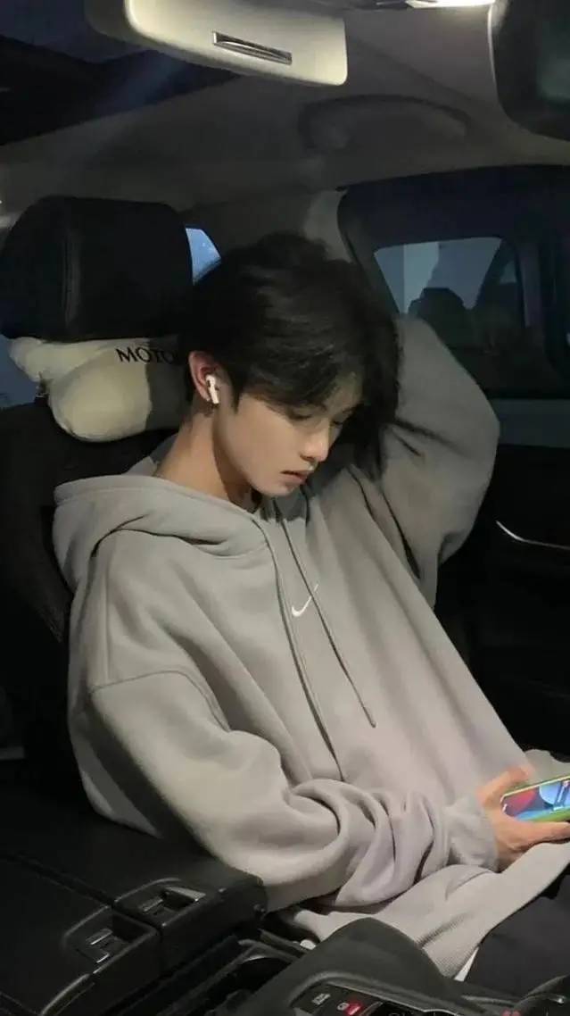 ai character: Max background