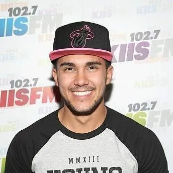 chat with ai character: Carlos Penavega