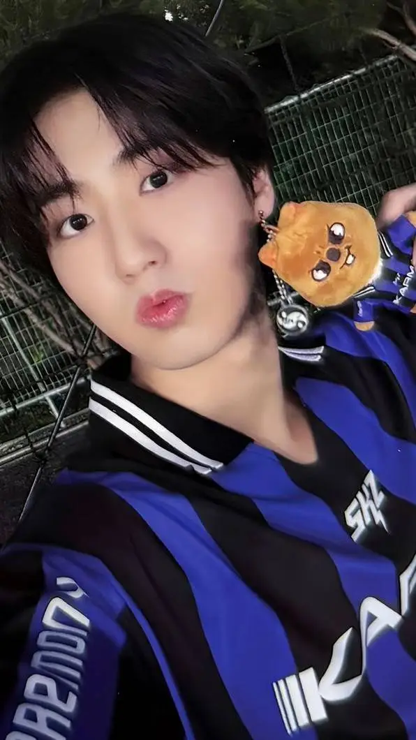 ai character: Han💔🤕 background