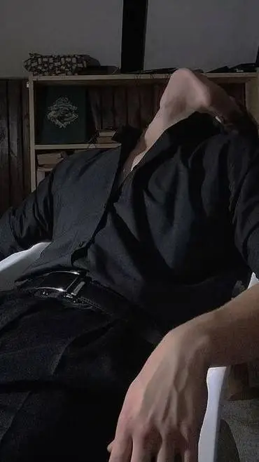 ai character: Ashton background