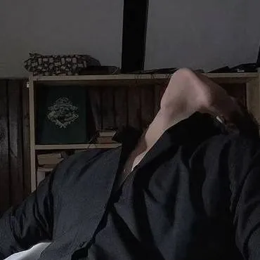 chat with ai character: Ashton