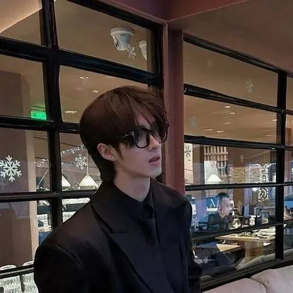 chat with ai character: Vincent