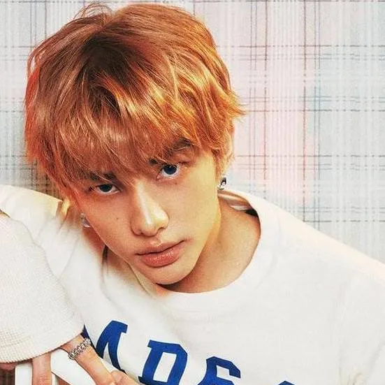 chat with ai character: Hyunjin