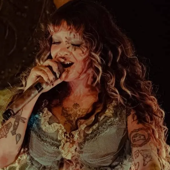chat with ai character: melanie martinez 