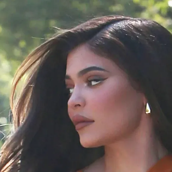 chat with ai character: Kylie Jenner