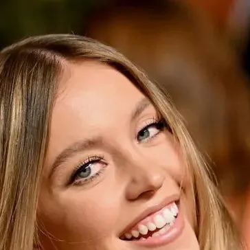 chat with ai character: Sydney Sweeney