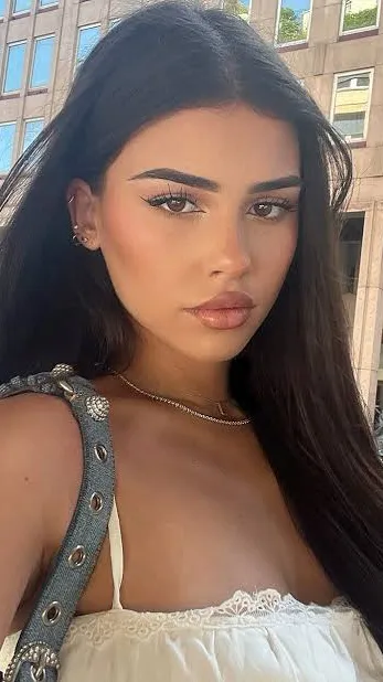 ai character: Leah Halton background