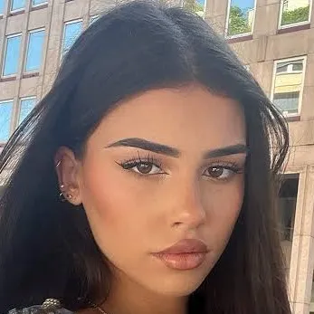 chat with ai character: Leah Halton