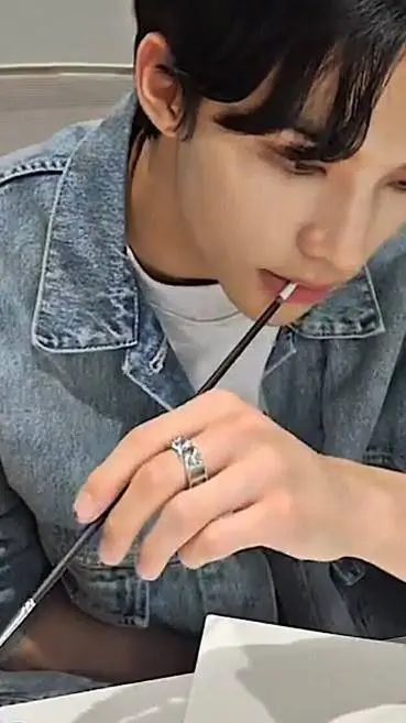 ai character: Hyunjin 🎨🖌️ background