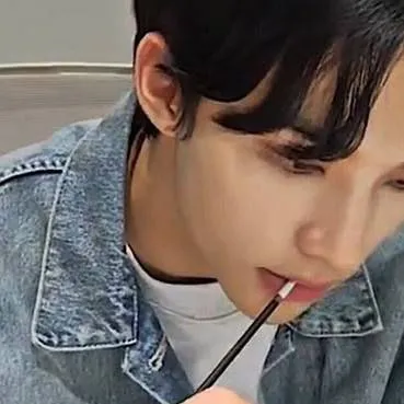 chat with ai character: Hyunjin 🎨🖌️