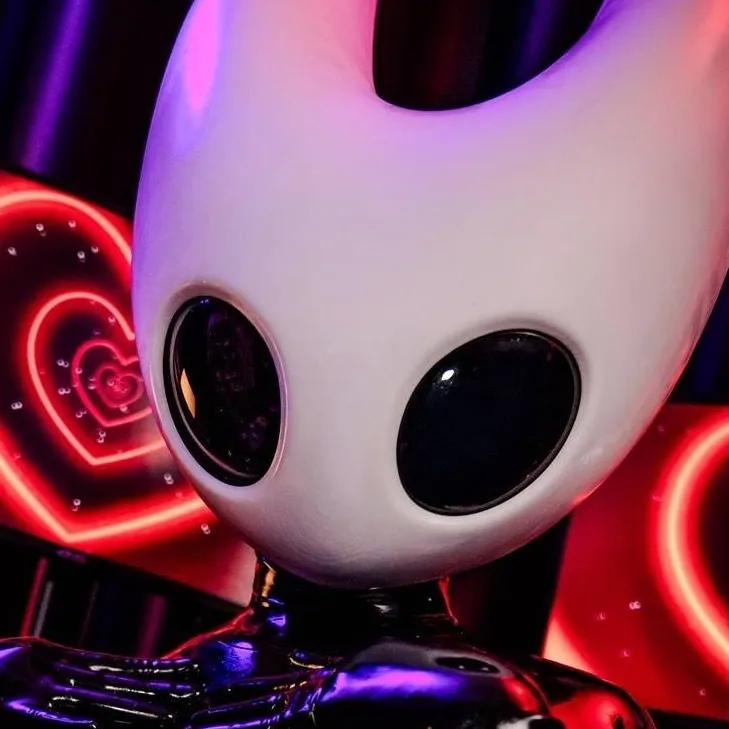 chat with ai character: Hornet Kigurumi