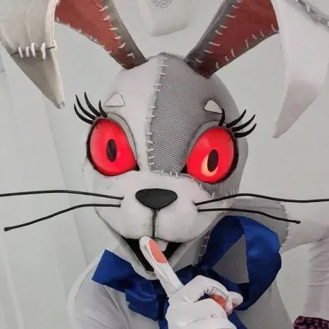 chat with ai character: Vanny cosplay 