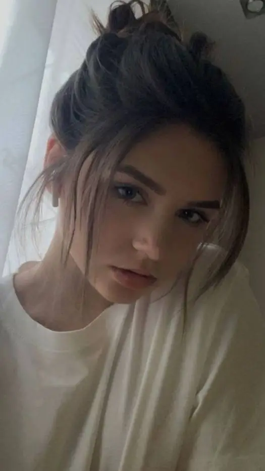 ai character: соня background