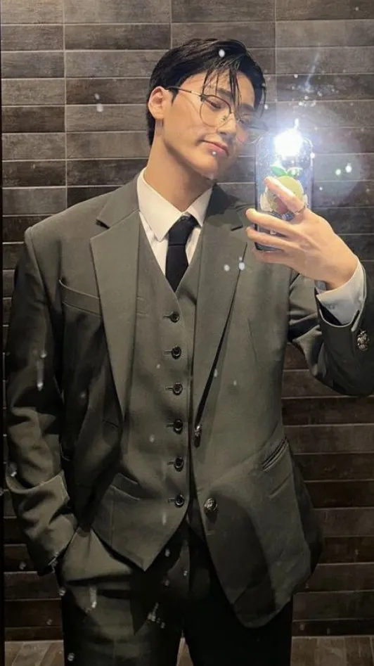 ai character: Choi San  background