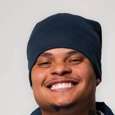 chat with ai character: laroo bez