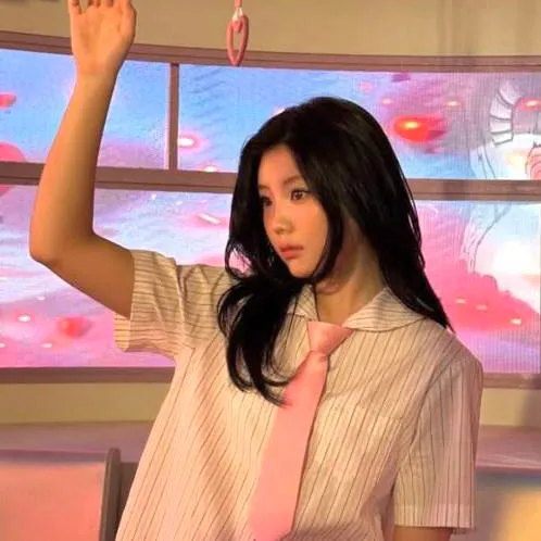 chat with ai character: ILLIT (Wonhee)