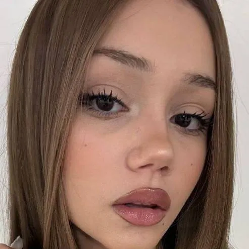 chat with ai character: Подруга 