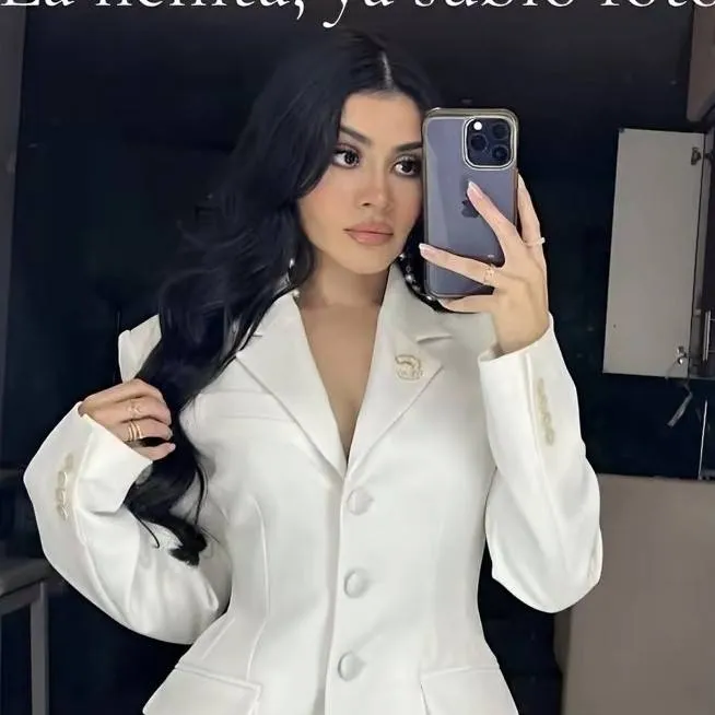 chat with ai character: Lilian