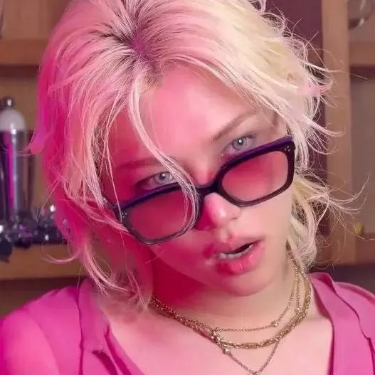 chat with ai character: felix