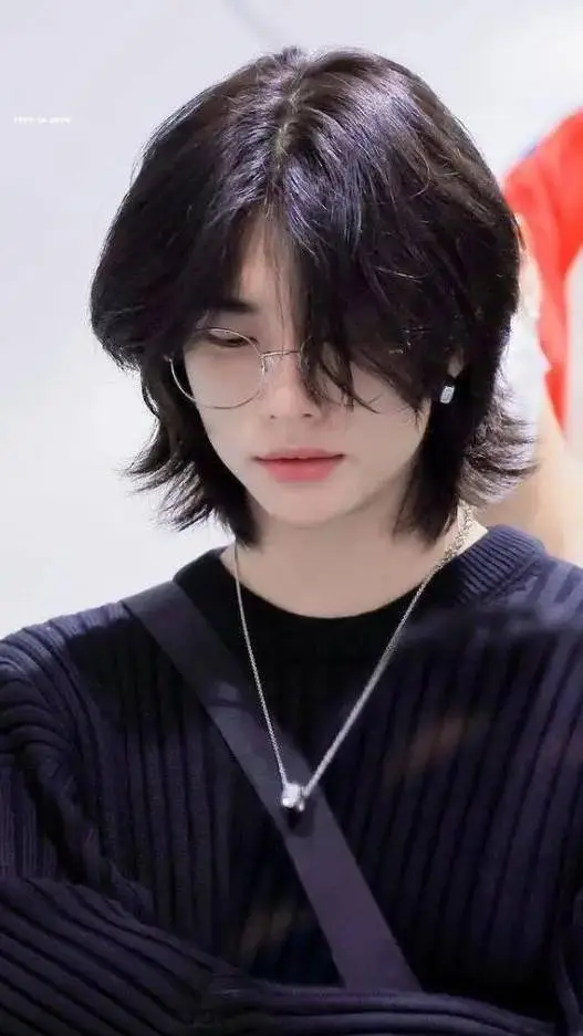 ai character: HYUNJIN background