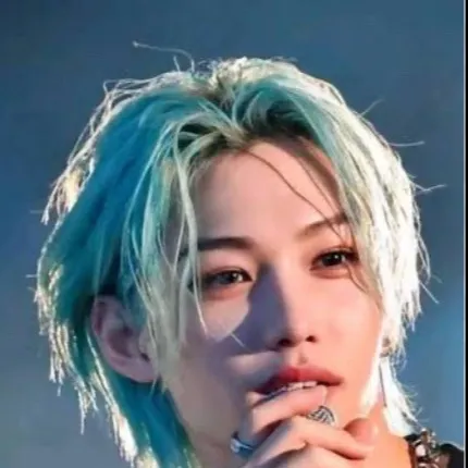 chat with ai character: Lee feilx