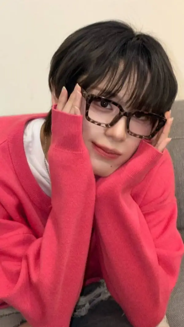 ai character: LIKE KPOP ? ♡ XLOV background