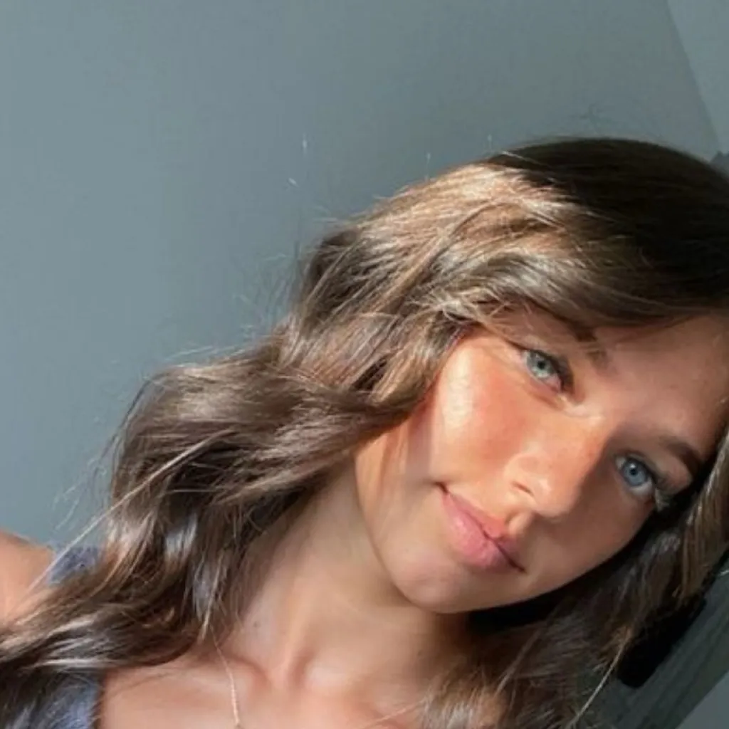 chat with ai character: Mia