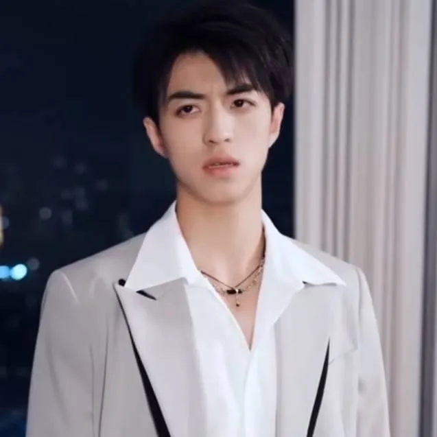 chat with ai character: Eric Qien Zhou