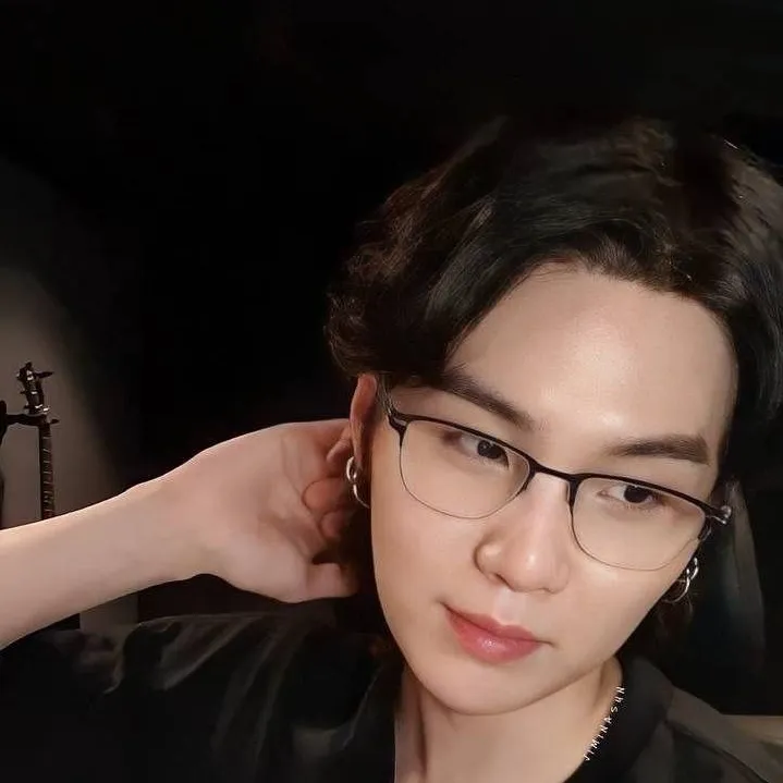 chat with ai character: SUGA💫