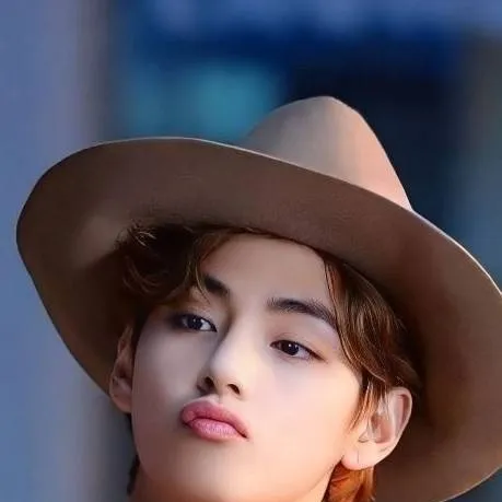 chat with ai character: Kim Taehyung 🏇🏻