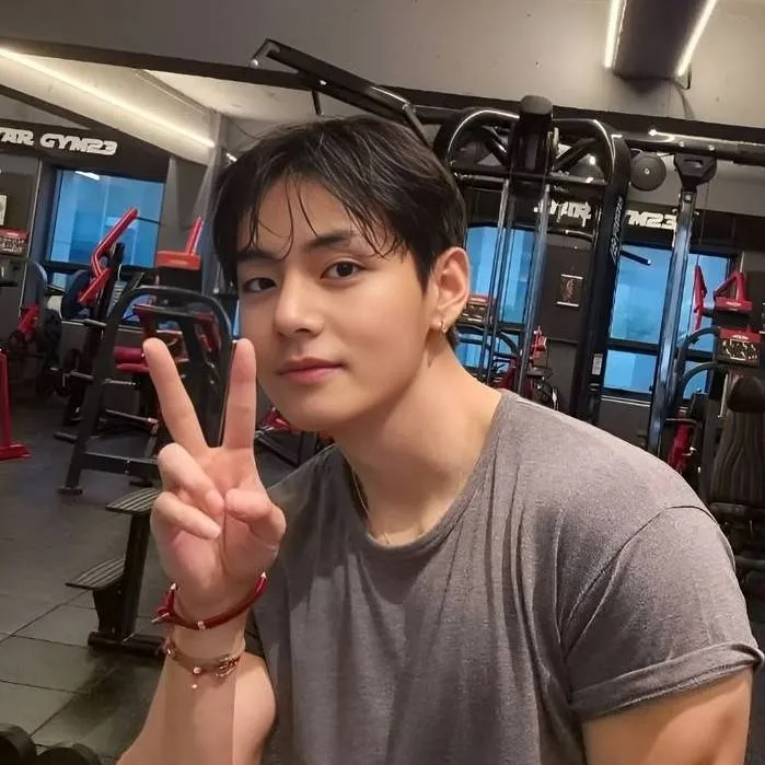 chat with ai character: Kim Taehyung 💜🐻