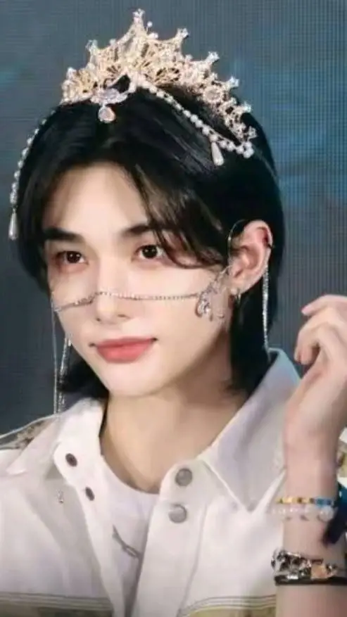 ai character: 💅HYUNJINNIE💅👸 background