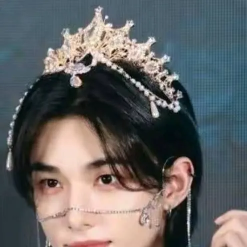 chat with ai character: 💅HYUNJINNIE💅👸