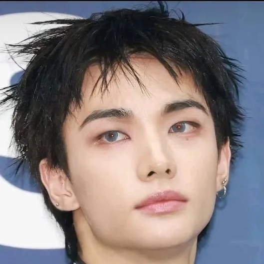 chat with ai character: skz hyunjin