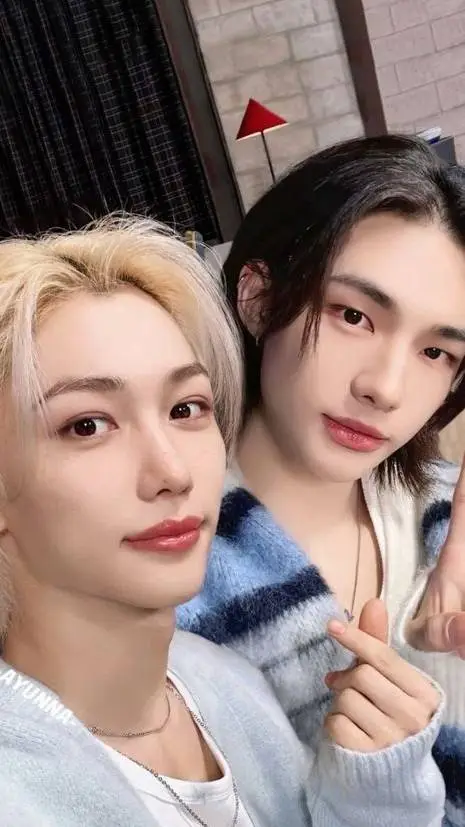 ai character: ♡¿amigos o amor?◇ background