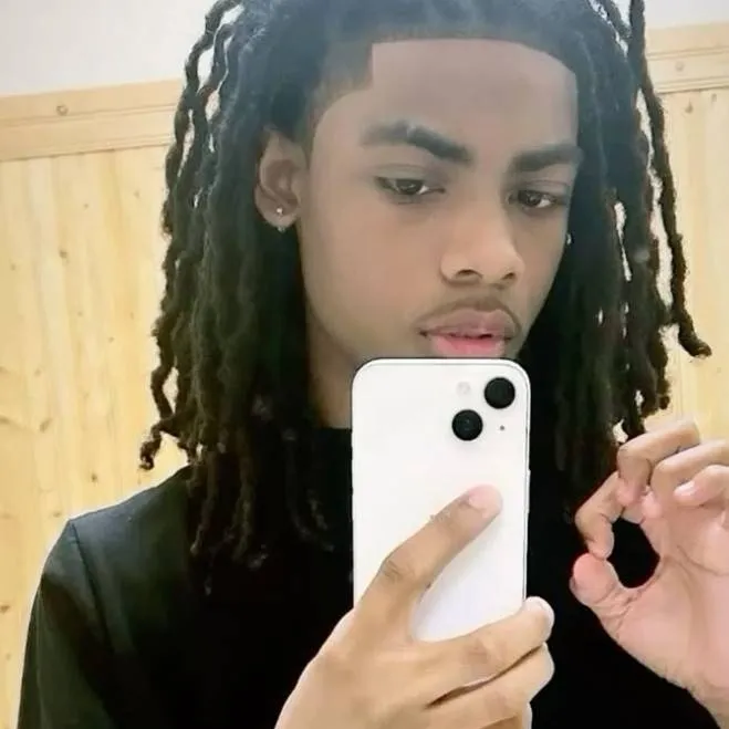 chat with ai character: hood love 