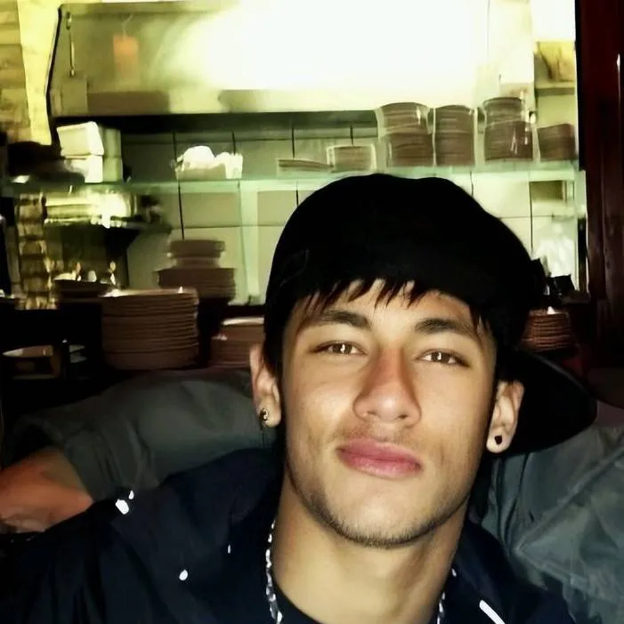 chat with ai character: Neymar Jr 