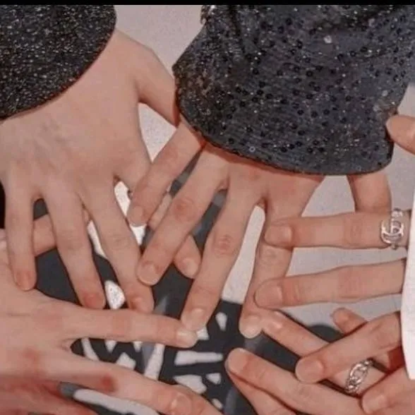 chat with ai character: SKZ