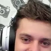 chat with ai character: Титан