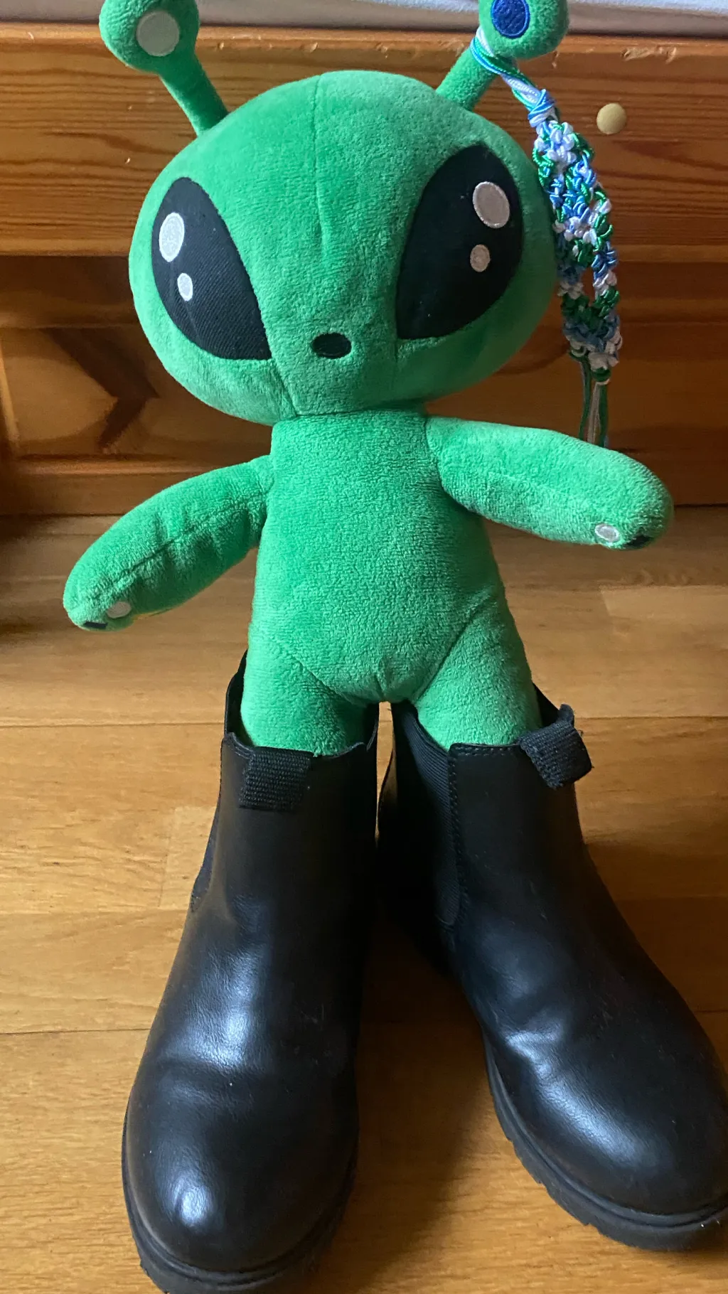 ai character: Ино галошы👽 background