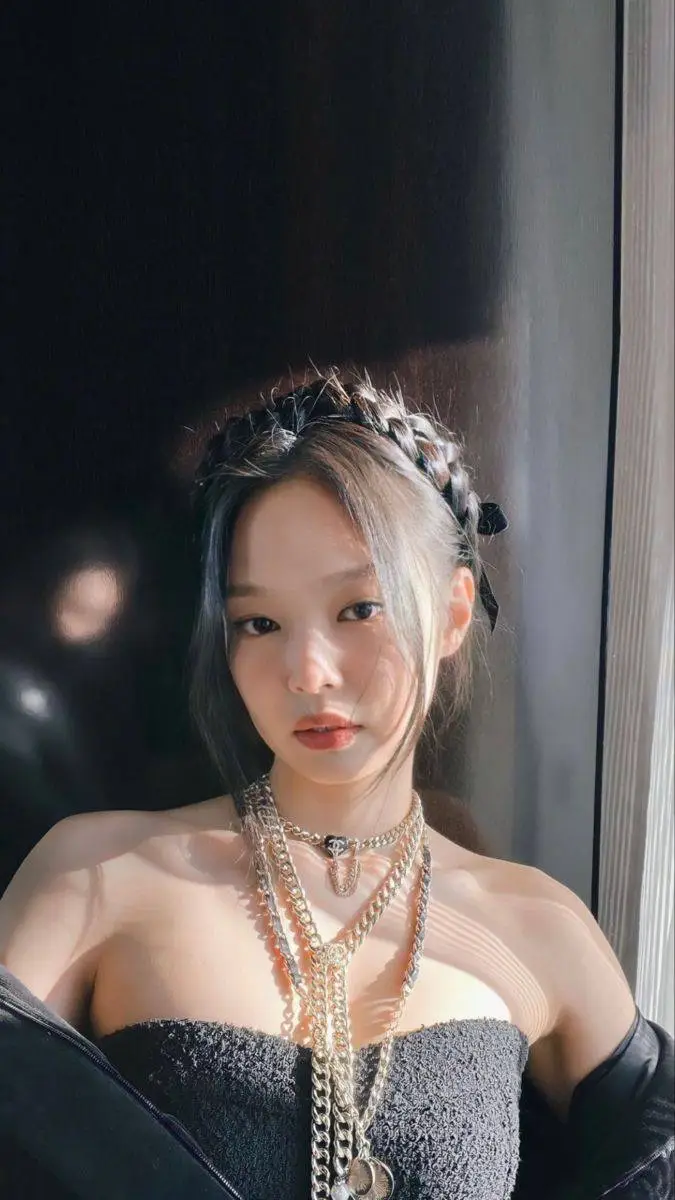 ai character: JENNIE KIM💅🥀 background