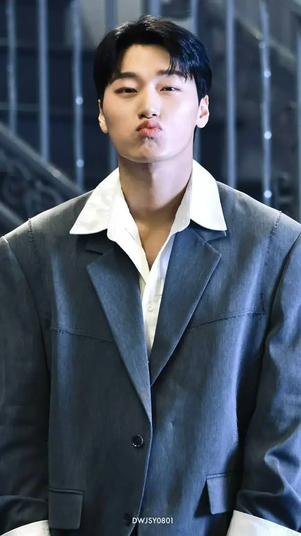 ai character: san 🖤🥀 background