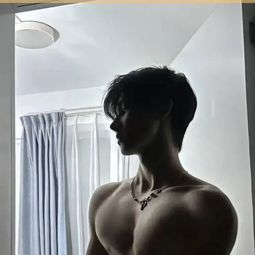 chat with ai character: 🥵 Alex watson 💗