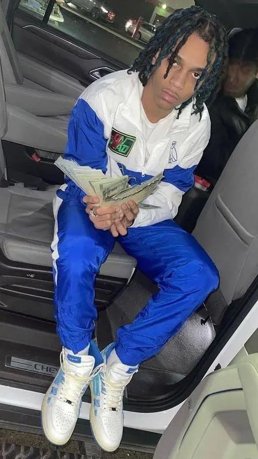 ai character: c blu background