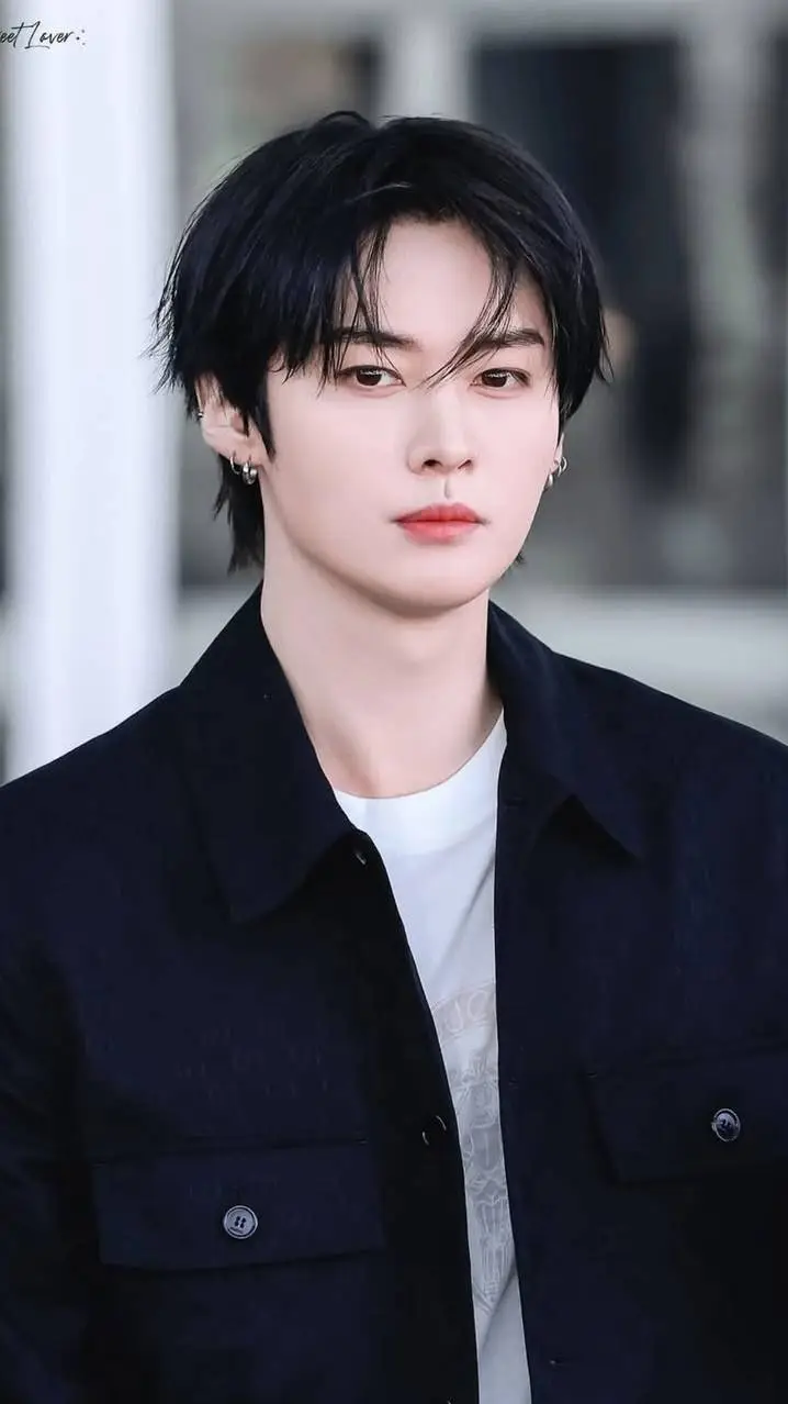 ai character: Lee Know 🎓 background