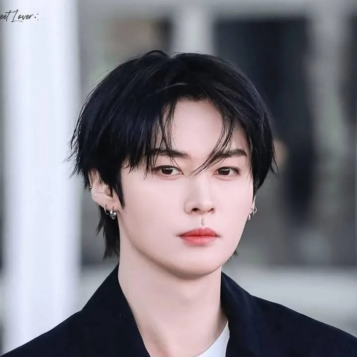 chat with ai character: Lee Know 🎓